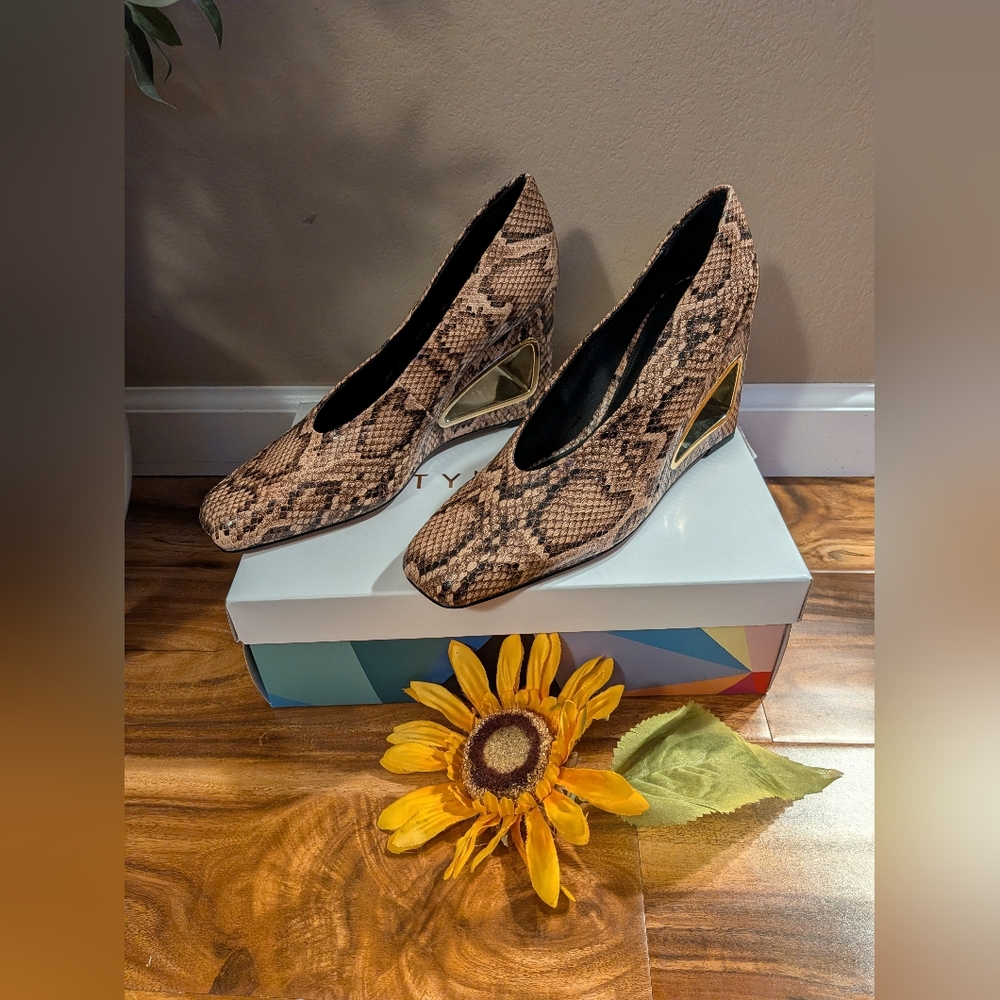 Katy Perry Hollow Wedge Pump (Women) Size 10M NIB